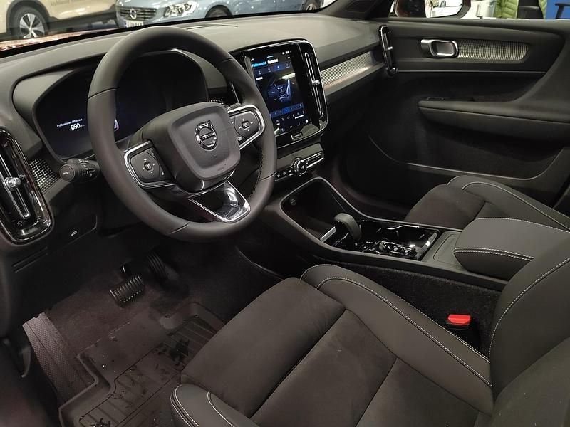 Käytetty Volvo XC40 Plus 163 HP (119 kW) 2025 Katumaasturi