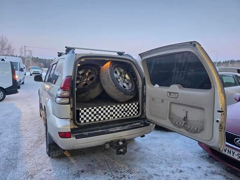 Käytetty Toyota Land Cruiser 173 HP (127 kW) 2009 Sedan