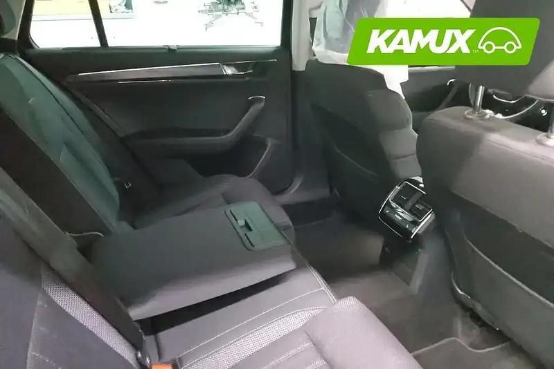 Käytetty Skoda Superb Style 218 HP (160 kW) 2023 Musta Farmari