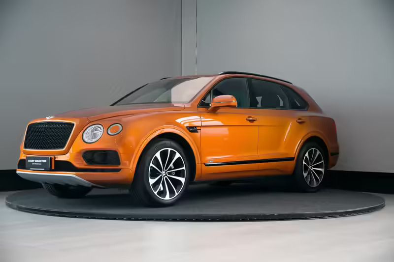 Oranssi Käytetty 2020 Bentley Bentayga Katumaasturi | 121 900 € - Kuva 1/4