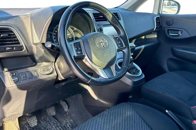 Käytetty Toyota Verso-S Sol 98 HP (72 kW) 2011 Hopea Tila-auto