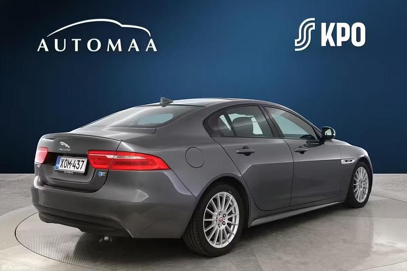 Käytetty Jaguar XE R-Sport 163 HP (119 kW) 2016 Musta Sedan