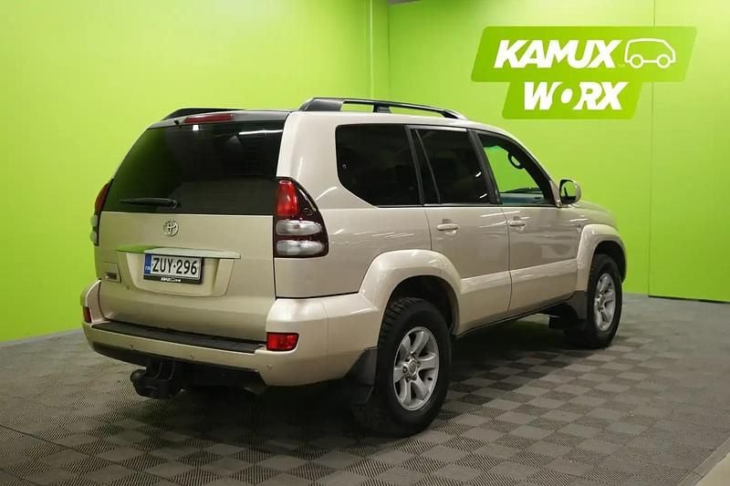 Käytetty Toyota Land Cruiser Luxury 173 HP (127 kW) 2008 Hopea / harmaa Katumaasturi