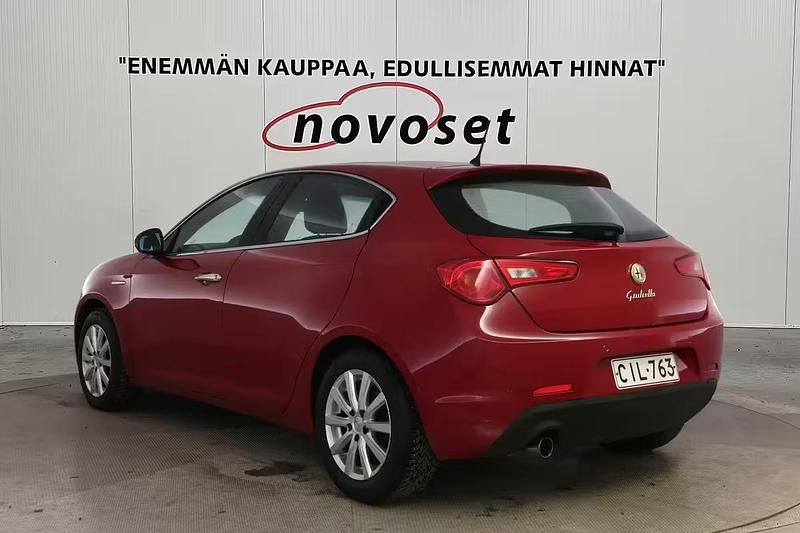 Käytetty Alfa Romeo Giulietta 170 HP (125 kW) 2011 Punainen Viistoperä