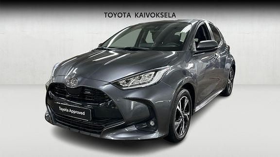 Harmaa Käytetty 2024 Toyota Yaris Plus Viistoperä | 22 490 € (Hieman kallis) - Kuva 1/4