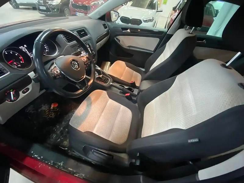 Käytetty VW Jetta Comfortline 125 HP (91 kW) 2015 Punainen Sedan
