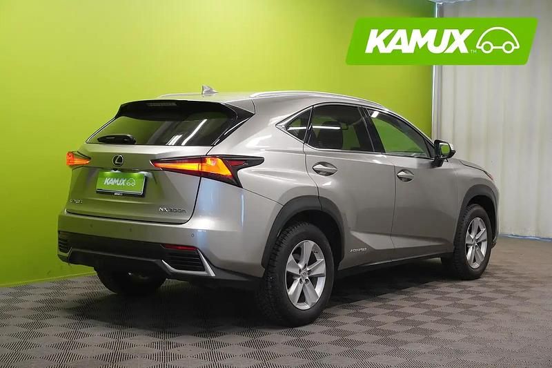 Käytetty Lexus NX300h Executive Line 197 HP (144 kW) 2019 Hopea / harmaa Katumaasturi