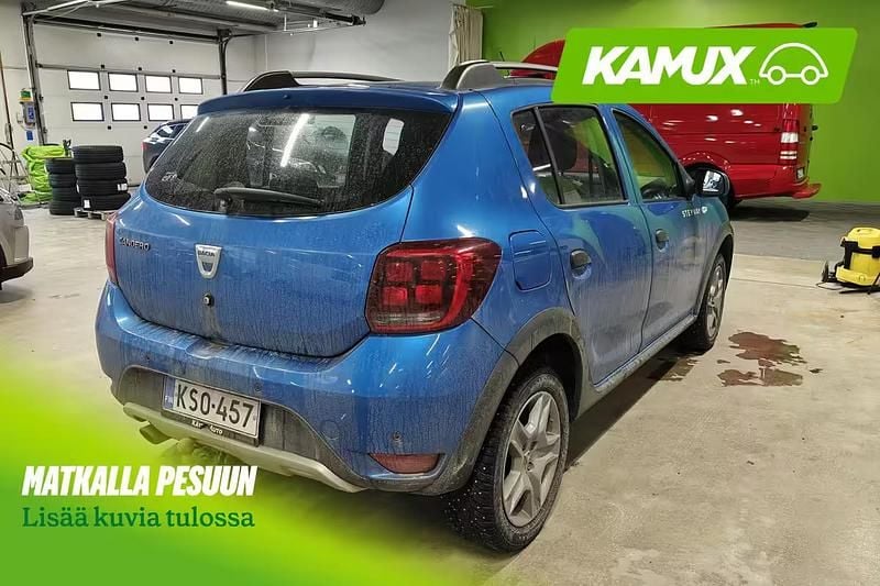 Käytetty Dacia Sandero Stepway 90 HP (66 kW) 2016 Sininen Sedan