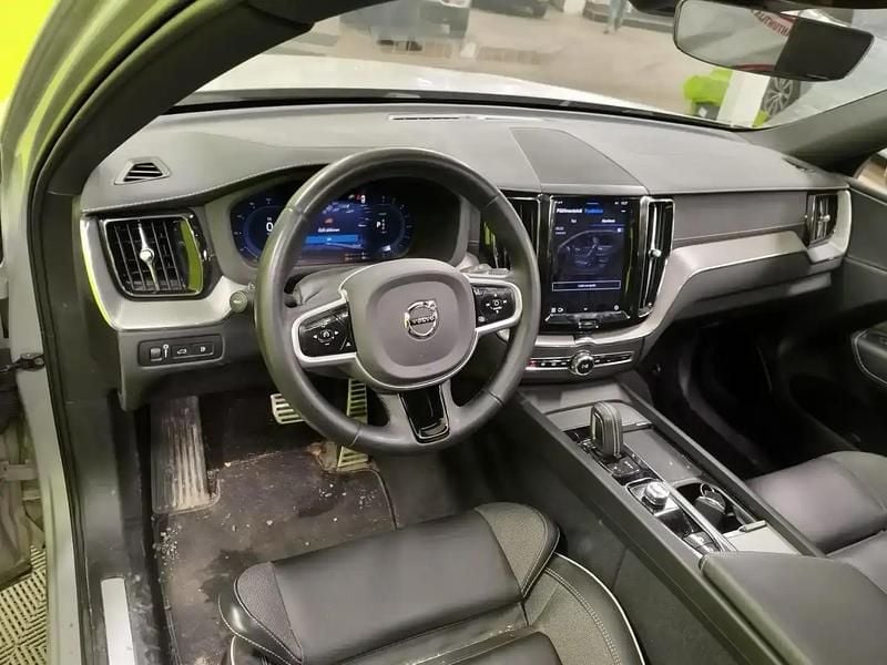 Käytetty Volvo XC60 R-Design 455 HP (334 kW) 2022 Hopea / harmaa Katumaasturi