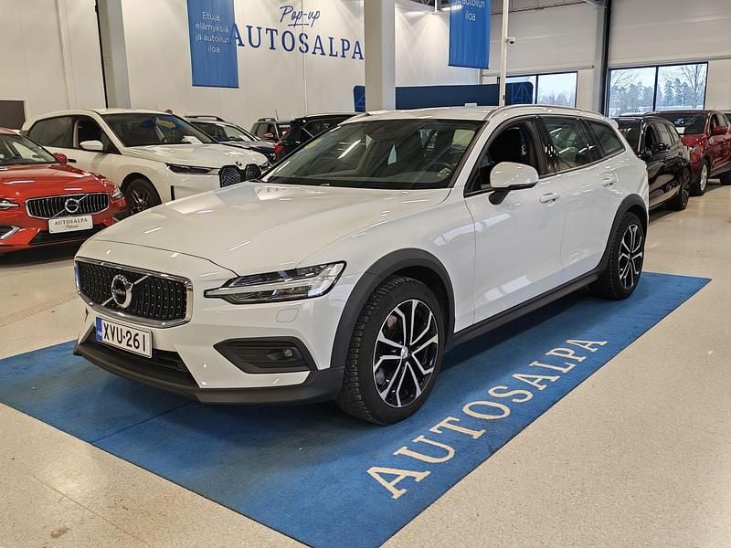 Käytetty Volvo V60 CC Business Edition 190 HP (139 kW) 2019 Valkoinen Farmari