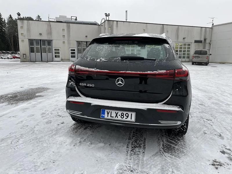 Käytetty Mercedes EQA250 Business 139 kW (190 HP) 2023 Musta Katumaasturi