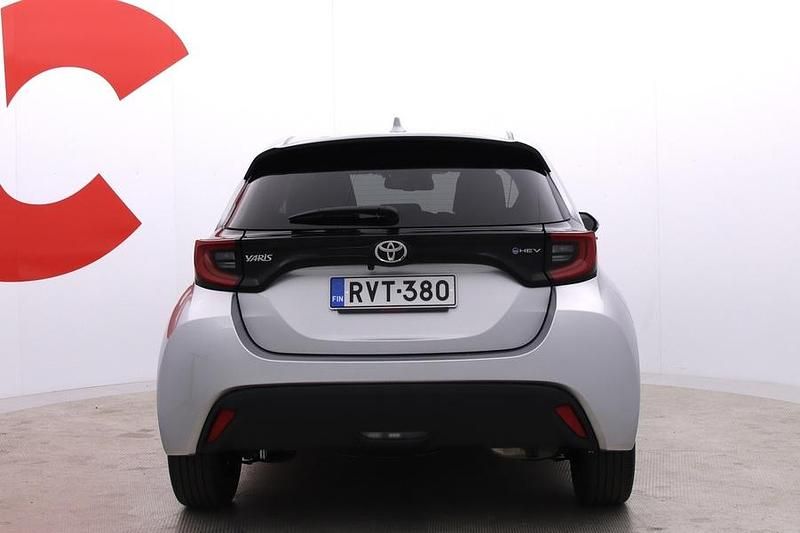 Käytetty Toyota Yaris Hybrid Plus 116 HP (85 kW) 2024 Hopea Viistoperä