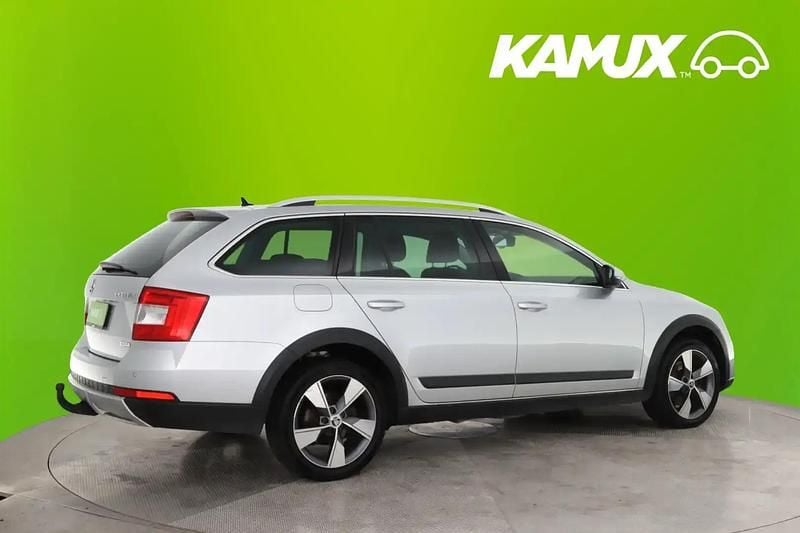 Käytetty Skoda Octavia 184 HP (135 kW) 2016 Hopea / harmaa Farmari