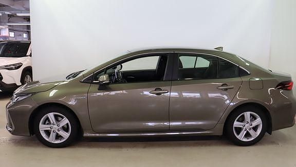 Käytetty Toyota Corolla Active 121 HP (88 kW) 2022 Ruskea (beige) Sedan