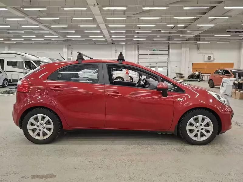 Käytetty Kia Rio LX 86 HP (63 kW) 2012 Punainen Viistoperä