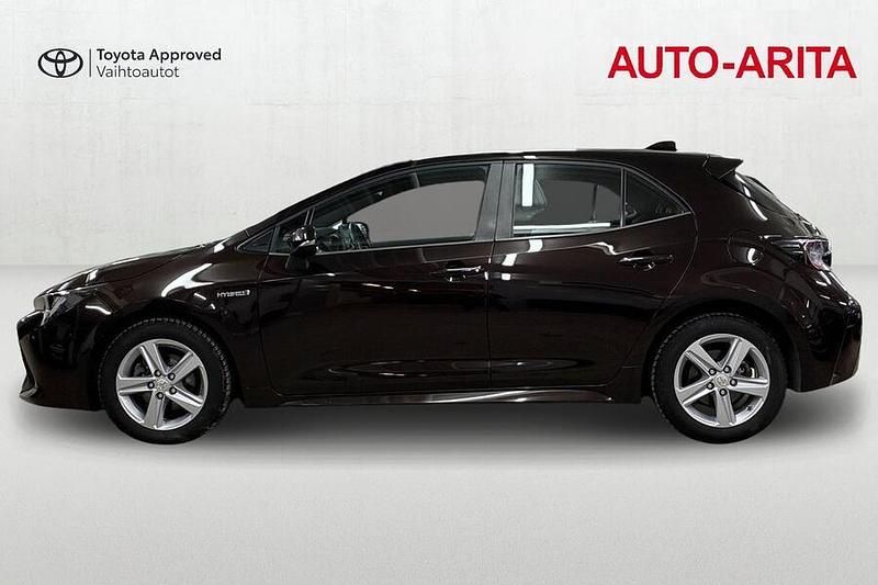 Käytetty Toyota Corolla Life 122 HP (89 kW) 2021 Met. musta Viistoperä