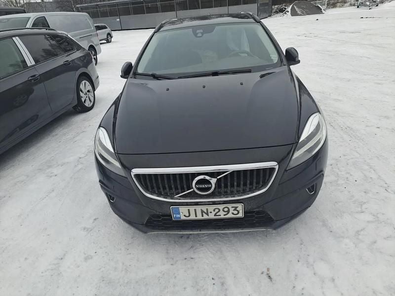 Käytetty Volvo V40 Momentum 120 HP (88 kW) 2017 Musta Viistoperä