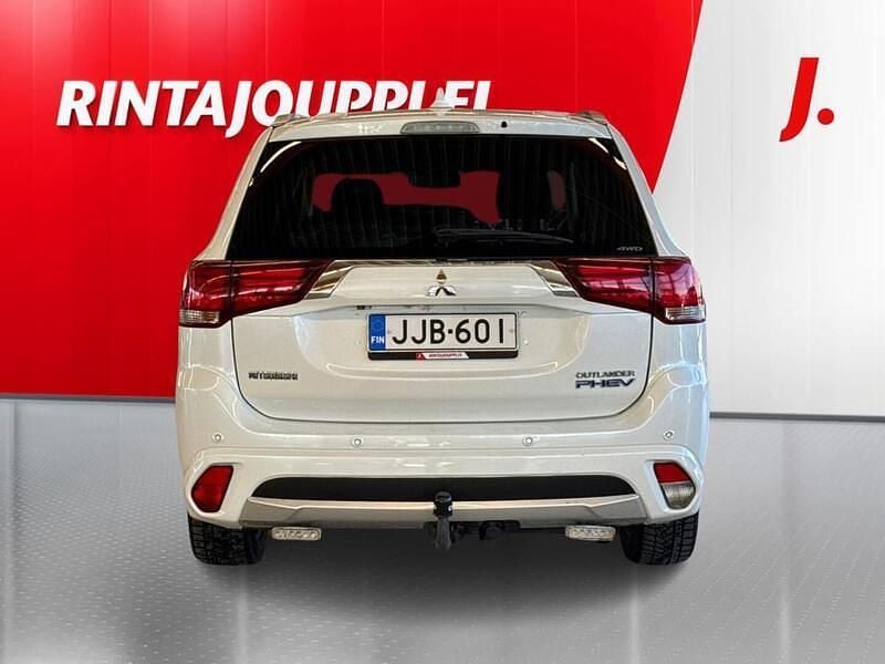 Käytetty Mitsubishi Outlander P-HEV Instyle 121 HP (88 kW) 2016 Valkoinen Farmari