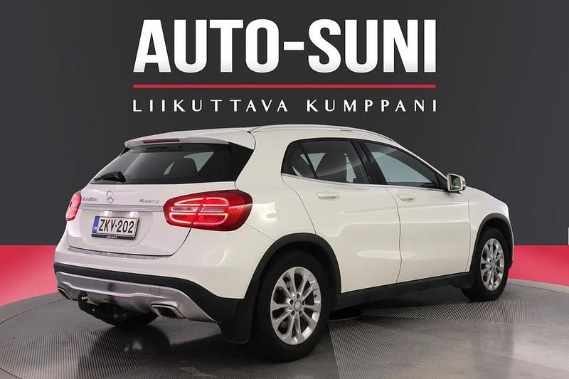 Käytetty Mercedes GLA200 Business 136 HP (100 kW) 2016 Valkoinen Katumaasturi