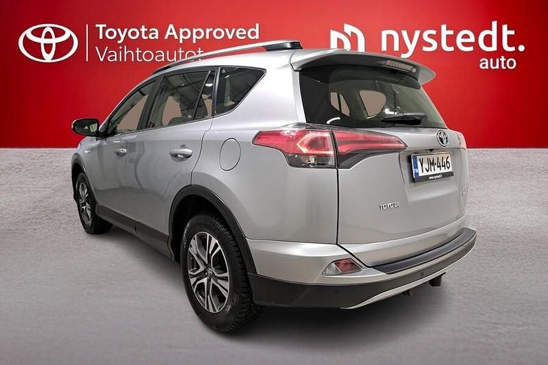 Käytetty Toyota RAV4 Hybrid Active 155 HP (114 kW) 2017 Hopea Katumaasturi