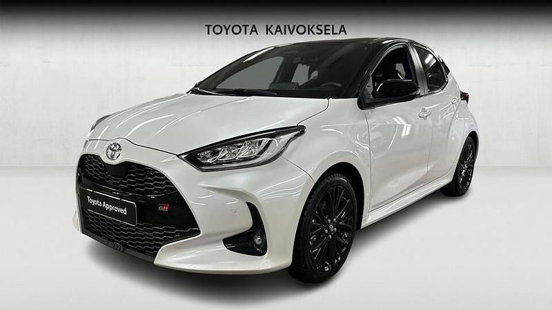 Uusi Toyota Yaris Hybrid Sport 131 HP (96 kW) 2025 Valkoinen Viistoperä