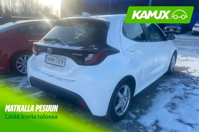 Käytetty Toyota Yaris Hybrid Active 116 HP (85 kW) 2024 Valkoinen Sedan