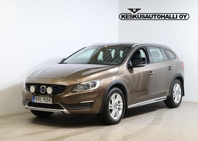Käytetty Volvo V60 CC Business Edition 190 HP (139 kW) 2018 Ruskea Farmari