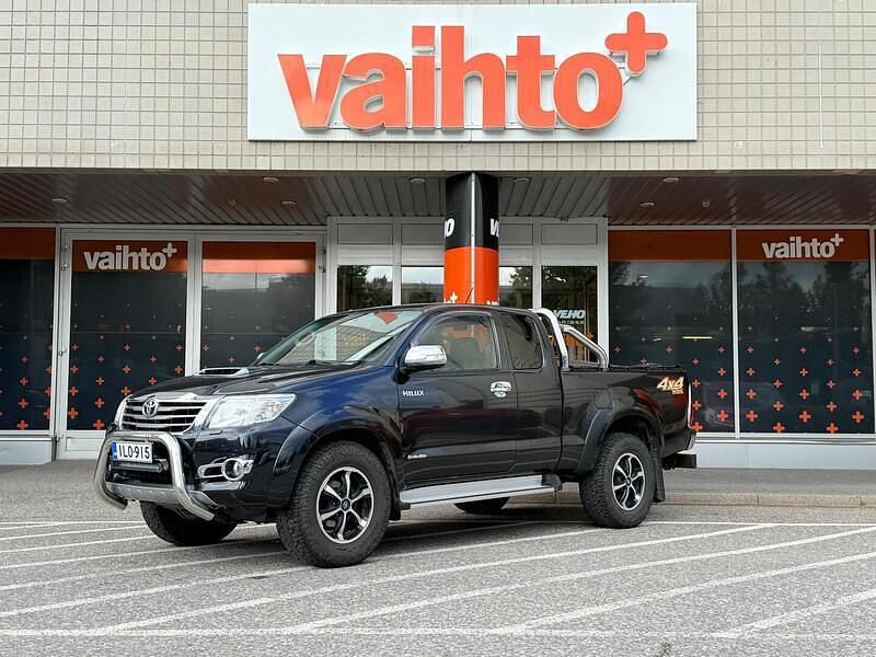 Musta Käytetty 2014 Toyota HiLux SR Nouto | 21 900 € (Supertarjous) - Kuva 1/3