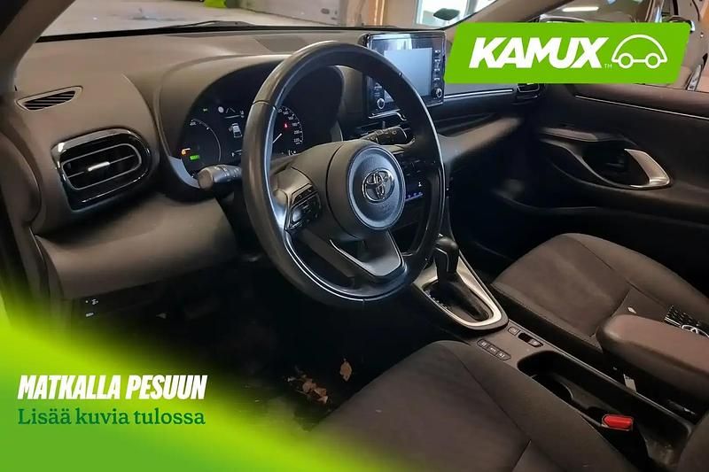 Käytetty Toyota Yaris Hybrid Active 116 HP (85 kW) 2021 Valkoinen Sedan