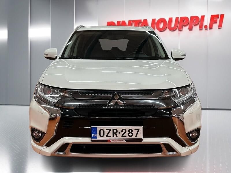 Käytetty Mitsubishi Outlander P-HEV Invite 135 HP (99 kW) 2020 Katumaasturi