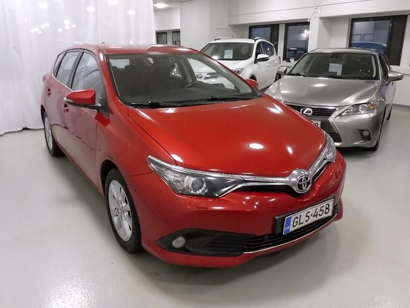 Punainen Käytetty 2015 Toyota Auris Active Viistoperä | 11 950 € (Perustarjous) - Kuva 1/4