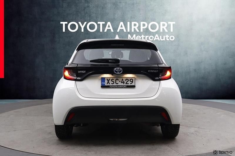 Käytetty Toyota Yaris Hybrid Active 116 HP (85 kW) 2023 Valkoinen Viistoperä