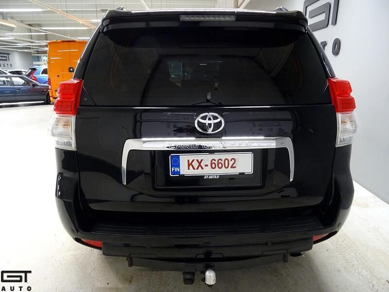 Käytetty Toyota Land Cruiser Anniversary 190 HP (139 kW) 2011 Katumaasturi