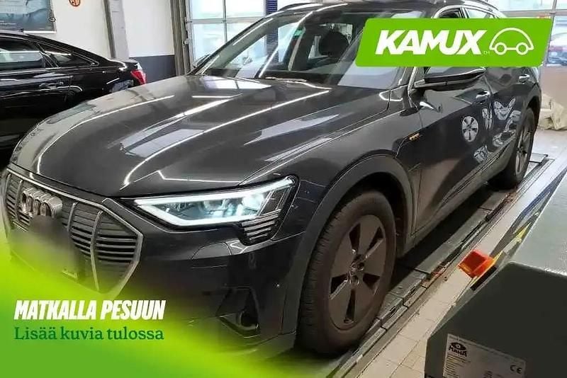 Hopea / harmaa Käytetty 2023 Audi e-tron Basis Katumaasturi | 35 890 € (Hyvä tarjous) - Kuva 1/4