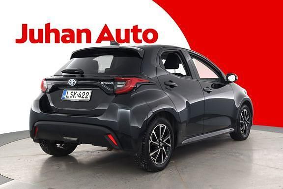 Käytetty Toyota Yaris Style 114 HP (83 kW) 2023 Musta Viistoperä