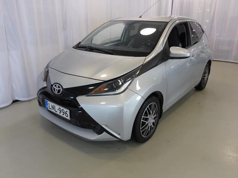 Käytetty Toyota Aygo X-play 69 HP (50 kW) 2016 Hopea Viistoperä