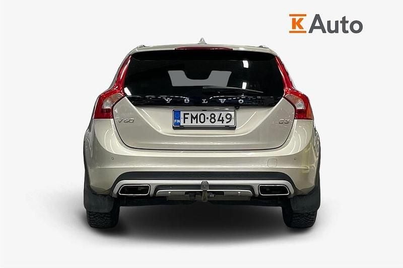 Käytetty Volvo V60 CC Summum 150 HP (110 kW) 2017 Farmari