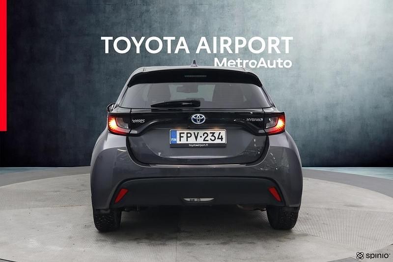 Käytetty Toyota Yaris Hybrid Active 116 HP (85 kW) 2020 Harmaa Viistoperä