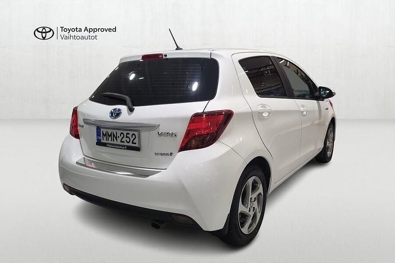 Käytetty Toyota Yaris Hybrid Active 73 HP (53 kW) 2016 Valkoinen Viistoperä