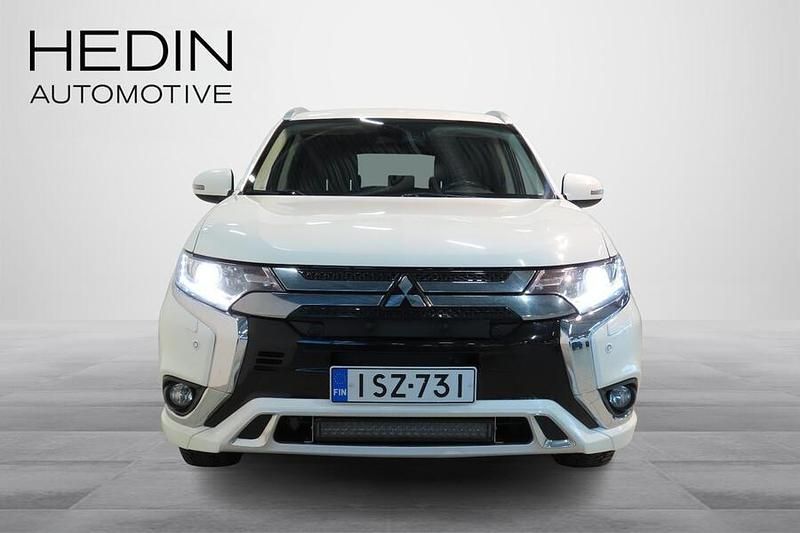 Käytetty Mitsubishi Outlander P-HEV Invite+ 135 HP (99 kW) 2019 Valkoinen Katumaasturi