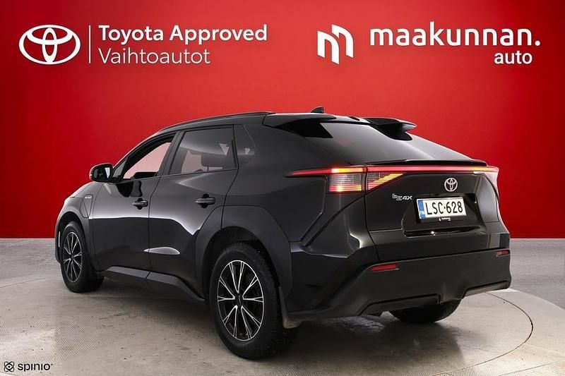 Käytetty Toyota bZ4X Edition 150 kW (204 HP) 2023 Musta Katumaasturi