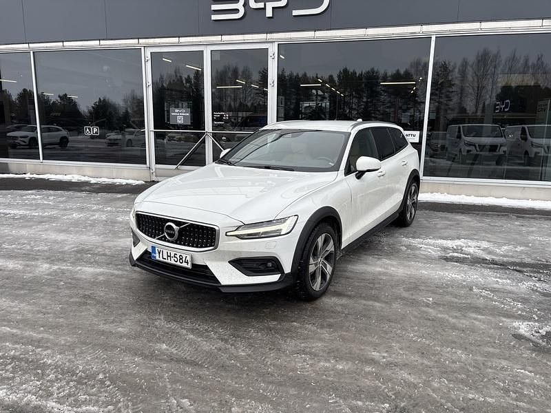 Käytetty Volvo V60 CC 190 HP (139 kW) 2019 Valkoinen Farmari