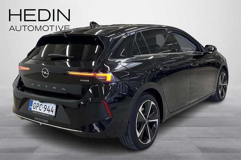 Käytetty Opel Astra Innovation 180 HP (132 kW) 2022 Musta Viistoperä