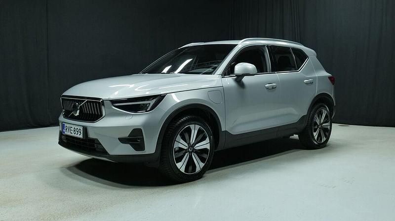 Käytetty Volvo XC40 Plus 211 HP (155 kW) 2023 Harmaa Katumaasturi