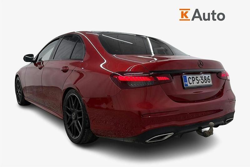 Käytetty Mercedes E300 Avantgarde 211 HP (155 kW) 2022 Punainen Sedan