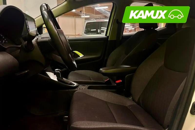 Käytetty Toyota Yaris Hybrid Active 116 HP (85 kW) 2022 Valkoinen Sedan