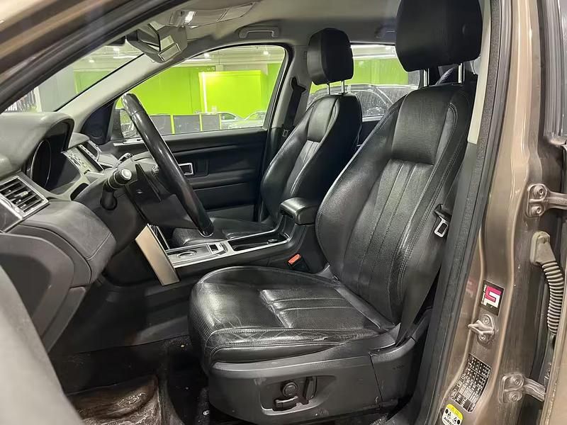 Käytetty Land Rover Discovery Sport First Edition 190 HP (139 kW) 2015 Hopea / harmaa Katumaasturi