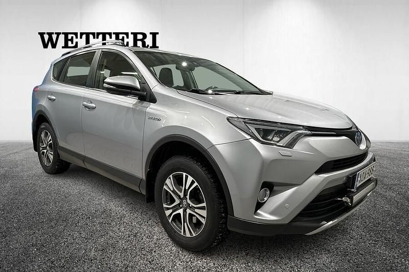 Käytetty Toyota RAV4 Hybrid Edition 155 HP (114 kW) 2017 Hopea Katumaasturi