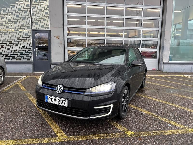 Musta Käytetty 2016 VW Golf VII GTE Viistoperä | 12 900 € (Hyvä tarjous) - Kuva 1/4