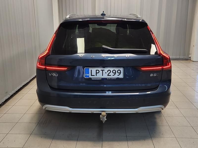 Käytetty Volvo V90 CC Pro 235 HP (172 kW) 2021 Sininen Farmari